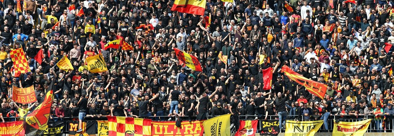 ESTADIO US Lecce durante el partido de fútbol italiano Serie B US Lecce vs  AC Pisa el 25 de abril de 2022 en el Stadio Via del Mare en Lecce, Italia  (Foto