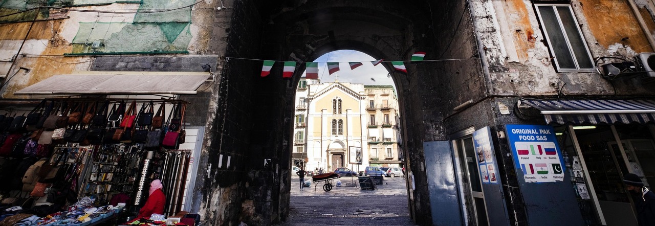 Napoli, sorpreso a vendere droga a Porta Nolana: in arresto un 49enne
