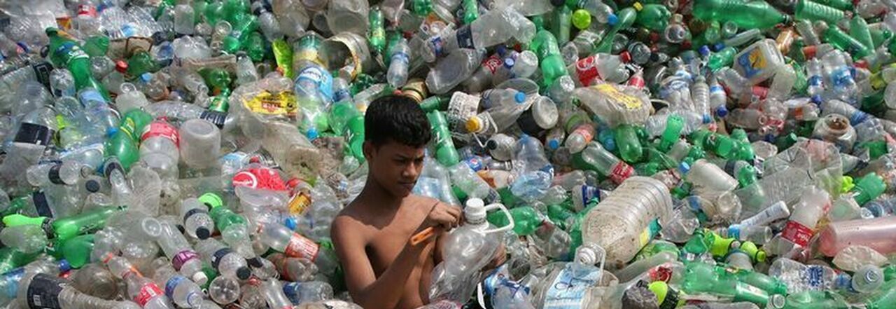 Plastica, l'appello degli scienziati: «Al bando dal 2040, permessa solo la riciclata»