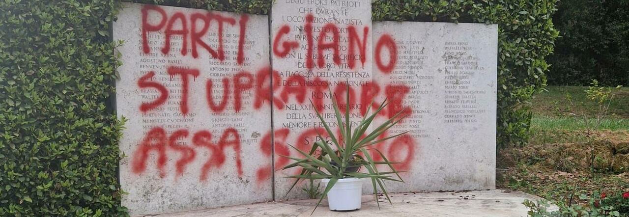 Roma, sfregiata con spray rosso la lapide in ricordo dei martiri della Resistenza a Forte Bravetta
