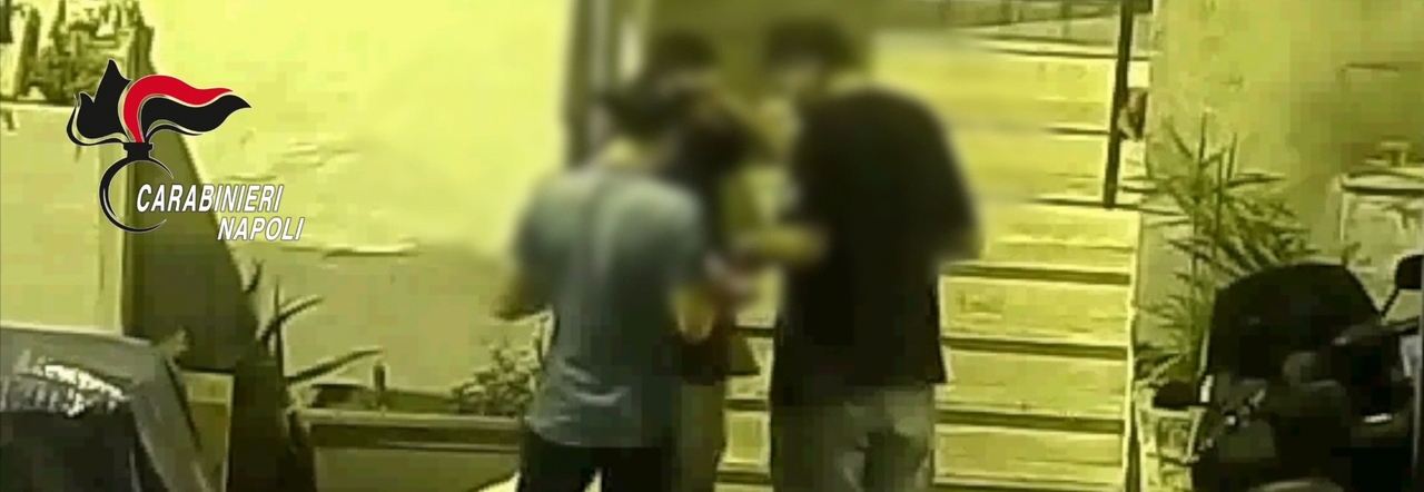 Un frame dai video registrati dai carabinieri per documentare il traffico di droga