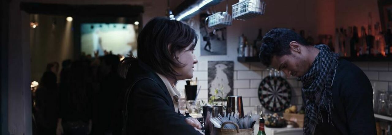 Una scena del film La tenerezza di Gianni Amelio in cui Giovanna Mezzogiorno lavora come interprete per i migranti