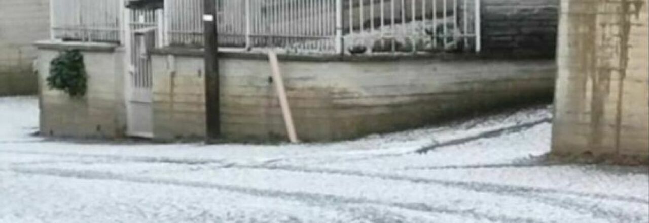 Neve tonda in Puglia, strade imbiancate nei centri di Ostuni e Mesagne:  cosa è il graupel (e come si forma)