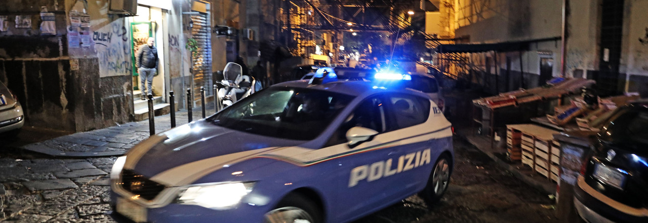 Polizia e carabinieri intervenuti a Forcella