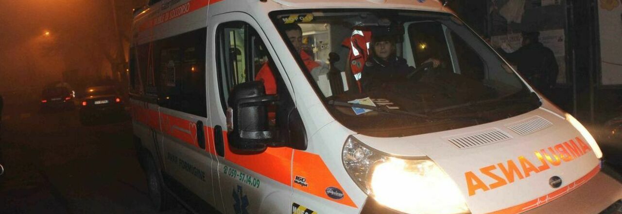 Picchiato dal baby bullo durante la movida: le botte gli fracassano la faccia