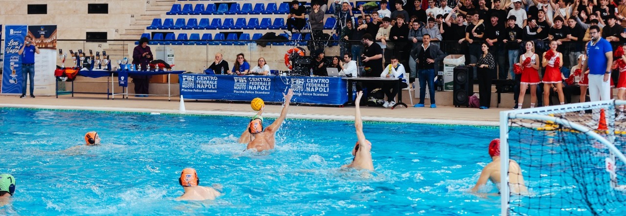 Un'azione del torneo Licei in vasca alla piscina Scandone