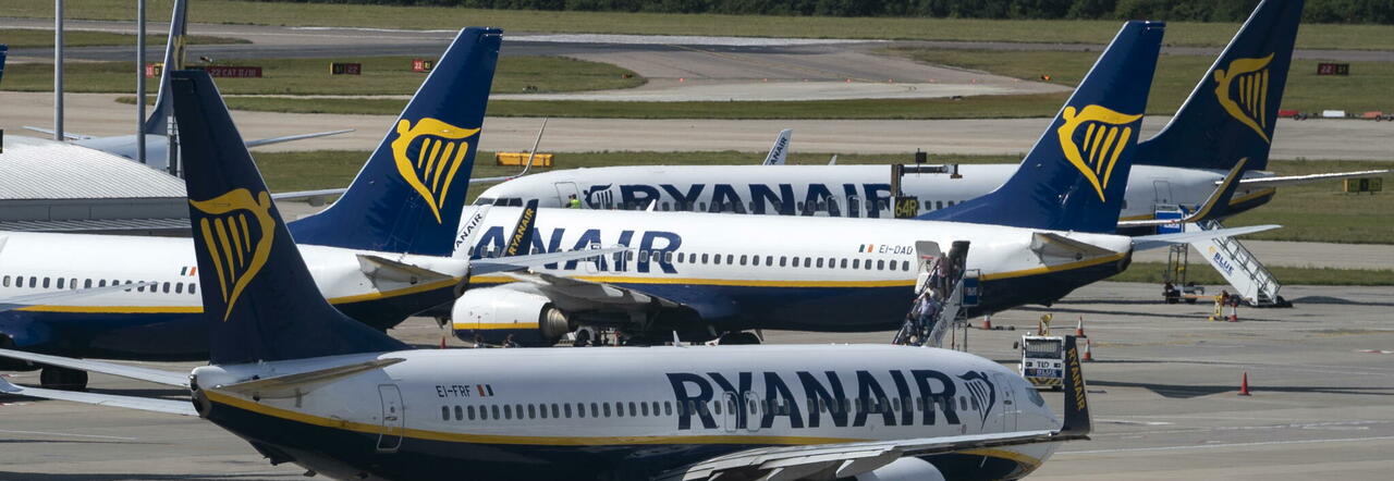 Ryanair, 15 anni di sanzioni: tariffe decuplicate in alta stagione. Prezzi di 373 euro per tratte che poi scendono a 40