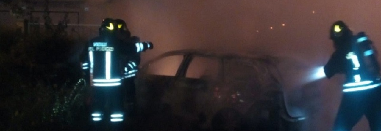Vigili del fuoco mentre tentato di spegnere l'incendio