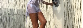 Pamela Prati, sexy doccia in spiaggia a quasi 60 anni Pamela Prati, sexy doccia in spiaggia a quasi 60 anni