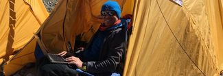 Dallo spazio all'Himalaya: l'astronauta Maurizio Cheli conquista la vetta dell'Everest Dallo spazio all'Himalaya: l'astronauta Maurizio Cheli conquista la vetta dell'Everest