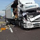 • Schianto fra Tir in autostrada: muore un autista, A4 in tilt