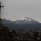 Maltempo, neve al Centro-Sud e in Sardegna. Vesuvio imbiancato. Gelo sulle Alpi