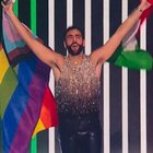Marco Mengoni all'Eurovision, l'ingresso è pride: bandiera italiana e Lgbt e il mondo lo premia. «Voteremo Italia»