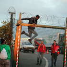 â¢ Caos a Calais, clandestini superano le recinzioni -Fotogallery