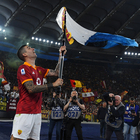 Mancini sventola una bandiera biancoceleste con un ratto al termine di Roma-Lazio: cosa rischia e i precedenti