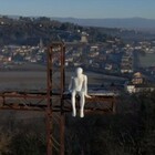 L'angelo bianco veglia sul paese: «Misterioso e senza autore». E il sindaco lo fa 'ancorare' al crocifisso