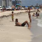 Ascanio e Katia in spiaggia a Miami, ma l'ombrellone si porta da casa