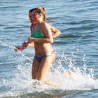 â¢ In spiaggia con un mini-bikini mozzafiato -Fotogallery