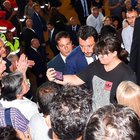 Salvini e il selfie ai funerali di Stato a Genova. Rabbia sul web: «Non sei Fedez in concerto»