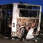 Bus in fiamme di notte sulla Colombo, c'è anche l'ipotesi del sabotaggio