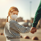 Virus, l'epidemiologo Lopalco: «Bimbi e adolescenti positivi sono contagiosi come gli adulti»