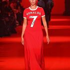 Georgina Rodriguez in passerella alla Paris Fashion Week: il look (omaggio a Cristiano Ronaldo) sorprende tutti
