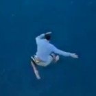 Ragazzo di 27 anni si lancia dalla nave da crociera, in un video il volo di oltre 30 metri
