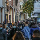 Roma, ressa in centro per il Black Friday: caos sulla metro A e code ai negozi