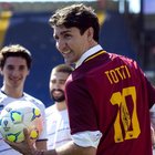 Pallotta regala una maglietta di Totti al premier canadese 
