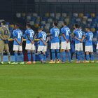 Napoli, giocatori con la maglia di Maradona all'ingresso in campo
