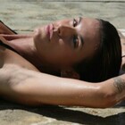 Elisabetta Canalis, la foto in bikini infiamma i fan: «Sei strepitosa e illegale»