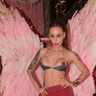 Nina Moric angelo incontenibile: capezzoli in vista e sguardo sexy