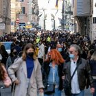 Zona gialla, folla in Centro a Roma e Napoli: chiusure in via del Corso