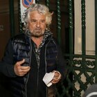 Beppe Grillo a teatro: «Io tradito come Gesù. Meloni butterà giù reddito di cittadinanza e superbonus»