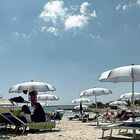 Dall’Adriatico allo Ionio ombrelloni e lettini aperti: prima prova d’estate lungo costa. Turisti già in spiaggia per la tintarella