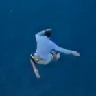 Ragazzo si lancia dalla nave da crociera, in un video il volo di oltre 30 metri