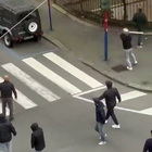 Genoa-Samp, la guerriglia ultrà continua: 4 blucerchiati accoltellano tifoso rossoblu in un bar. Il video degli scontri in strada