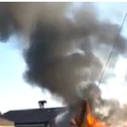 L'auto si surriscalda e prende fuoco. Le fiamme distruggono anche garage e tetto della casa