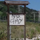 «No gay»: sulla spiaggia spunta un graffito omofobo