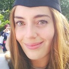 Studentessa modello di 26 anni si uccide: era perseguita da colleghi bulli per il suo accento