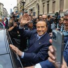 Berlusconi fuori dal seggio non canta Bella Ciao: «È una canzone di sinistra»