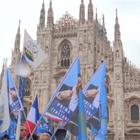 Milano, in piazza Duomo bandiere e striscioni pro Salvini Video