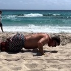 Bobo Vieri mostra le sue doti in spiaggia: prima le flessioni poi il tuffo, il video su TikTok fa impazzire i fan