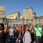 «No al green pass», manifestazioni contro l'obbligo del certificato vaccinale in tutte le città italiane. Tensioni a Pescara