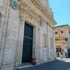 Roma, degrado in Centro: un uomo fa la "pedicure" sui gradini della chiesa