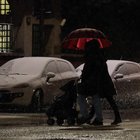Neve e gelo in pianura: traffico in tilt in Veneto e Friuli. Allerta rossa a Prato, Lucca e Pistoia: scuole chiuse
