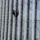 Scala il grattacielo a mani nude: viene arrestato al 73° piano