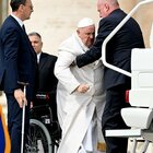 Papa Francesco vuole esserci alla Via Crucis, il medico: «Pericoloso prendere freddo»
