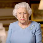 La Regina Elisabetta sparirà per mesi. Johnson ai britannici: «Basta stare a casa»