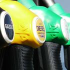 Carburanti, in calo i prezzi alla pompa di benzina e diesel